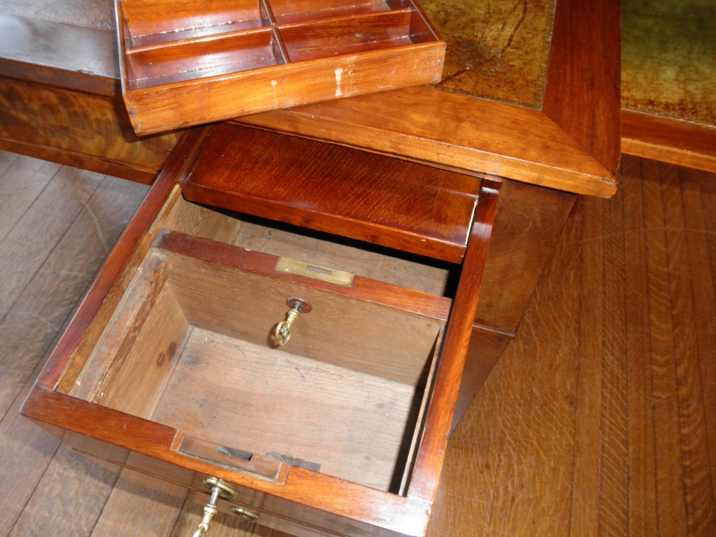 Secret Lockable Compartment in Desk